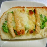 ブロッコリー＆かっぱえびせんのチーズトースト